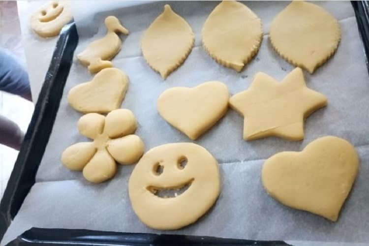 Yadda ake valentine cut out cookies