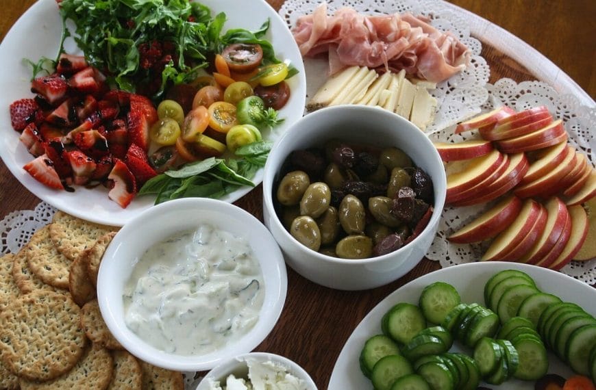 Yadda ake appetizer salad Abubuwan hadawa 1. Latas 2. Cucumber 3. Koriyar tattasai 4. Karsa 5. Tumatir 6. Koiyar tuffa (green apple) 7. Kayan kamsahi (busashshiyar na’a na’a, nikakkiyar habbatussauda, maggi) 8. Mai (idan da hali ki yi amfani da man zaitun) 9. Lemon tsami/khal (vinegar) Yadda ake hadawa 1. Za ki wanke kayan da muka ambato da kyau da gishiri ko ruwan khal sannan kiyayyanka su kanana-kanana ki cakude su kaman yadda ki ka gani a hotonnan. 2. Sai ki samo spices dinki kaman busashshiyar na’a na’a, nikakkiyar habba da maggi ki hade wuri guda, sai ki sa mai da lemon tsami ko khal a ciki. Zai yi kyau sossai in ki ka yi amfani da man zaytun! In ki ka hade su wuri daya sai ki zuba kan salad dinki a cakude a ci! Wannan salad yana da kyau mace mai girki tarika kokarin hadawa da shi saboda yana kunshe ne da abubuwa masu amfani ga jikin dan adam. Wannan salad din na da matukar amfani sannan kuma yana da matukar dadi a baki!