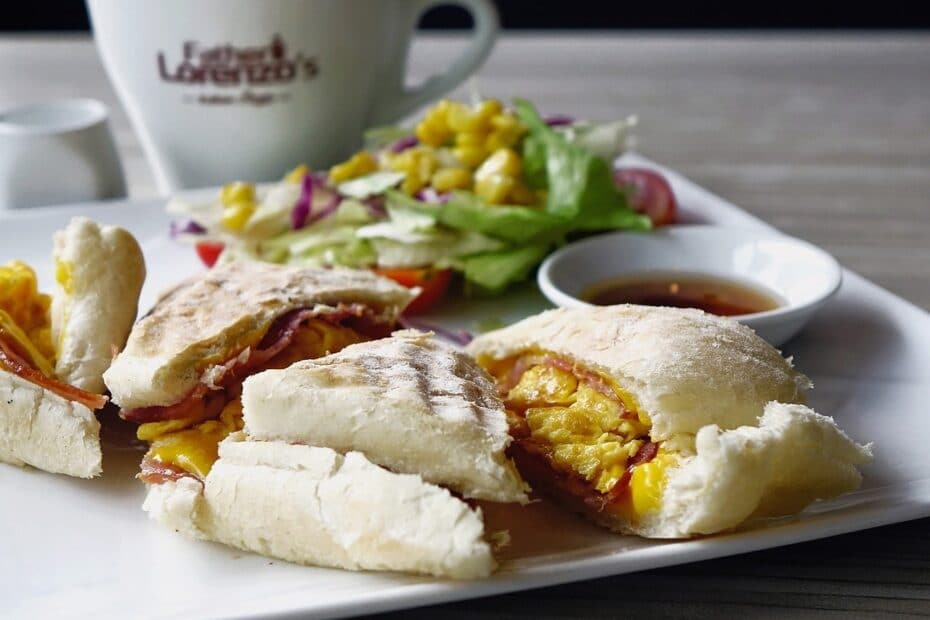 Yadda ake egg in a hole bread