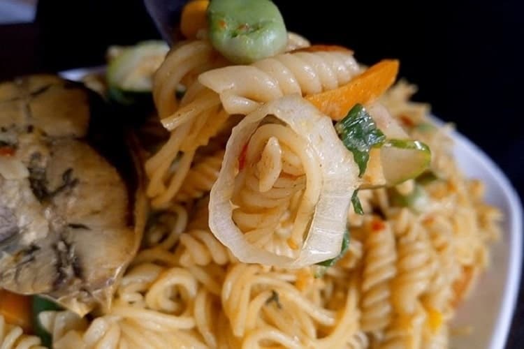 yadda ake pasta jollof