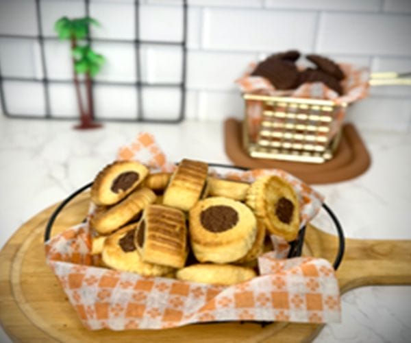 Chocolate and vanilla cookies