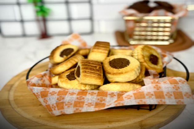 Chocolate and vanilla cookies 11