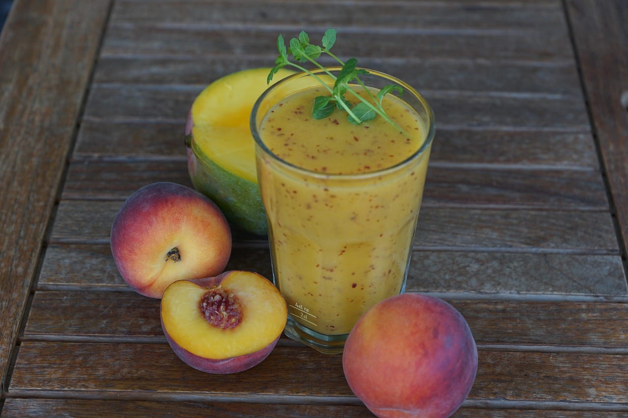 peach-mango smoothie
